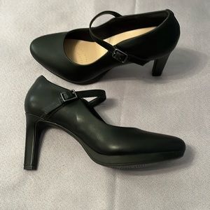 BNWT Clarks ladies black leather mary jane platform 3.5 inch heels size 10.